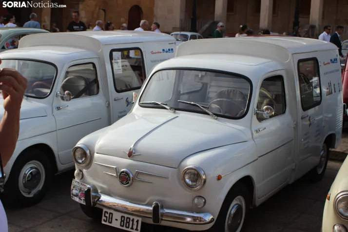 En im&aacute;genes: Casi un centenar de Seat 600 inundan la plaza Mayor de Soria