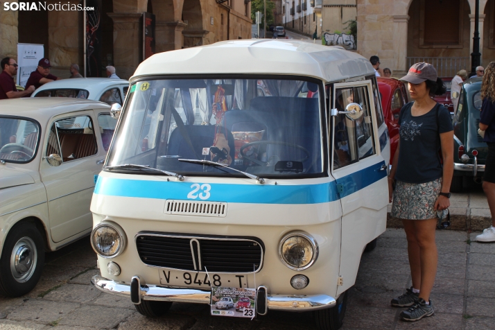 En im&aacute;genes: Casi un centenar de Seat 600 inundan la plaza Mayor de Soria