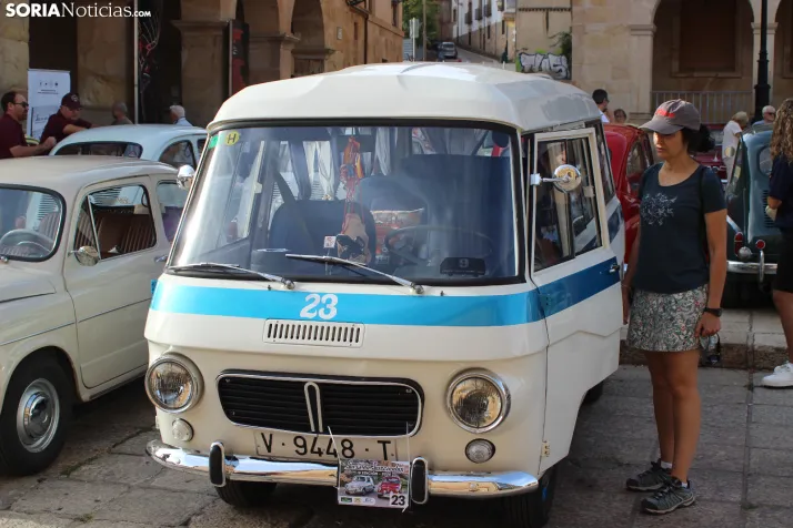 En im&aacute;genes: Casi un centenar de Seat 600 inundan la plaza Mayor de Soria