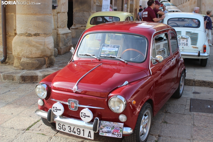 En im&aacute;genes: Casi un centenar de Seat 600 inundan la plaza Mayor de Soria