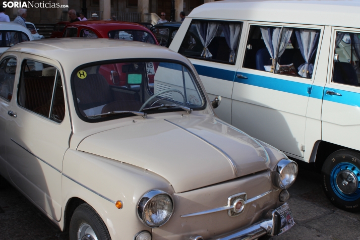 En im&aacute;genes: Casi un centenar de Seat 600 inundan la plaza Mayor de Soria
