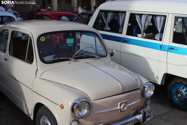 En im&aacute;genes: Casi un centenar de Seat 600 inundan la plaza Mayor de Soria