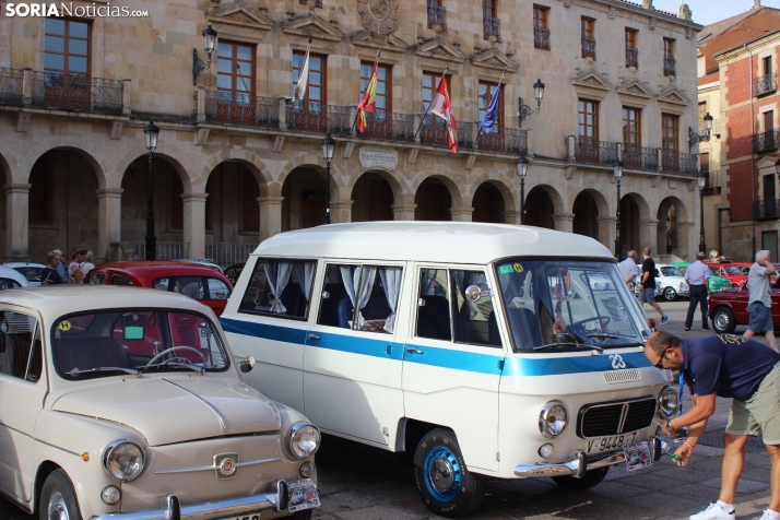 En im&aacute;genes: Casi un centenar de Seat 600 inundan la plaza Mayor de Soria