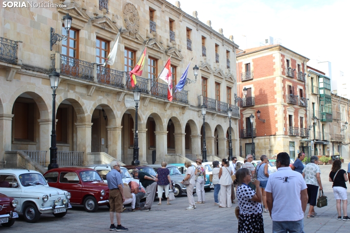 En im&aacute;genes: Casi un centenar de Seat 600 inundan la plaza Mayor de Soria