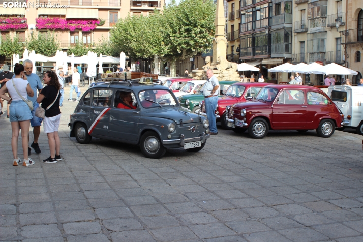 En im&aacute;genes: Casi un centenar de Seat 600 inundan la plaza Mayor de Soria