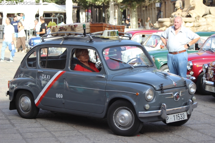 En im&aacute;genes: Casi un centenar de Seat 600 inundan la plaza Mayor de Soria