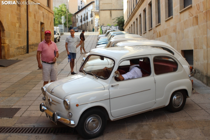 En im&aacute;genes: Casi un centenar de Seat 600 inundan la plaza Mayor de Soria