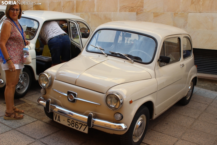 En im&aacute;genes: Casi un centenar de Seat 600 inundan la plaza Mayor de Soria