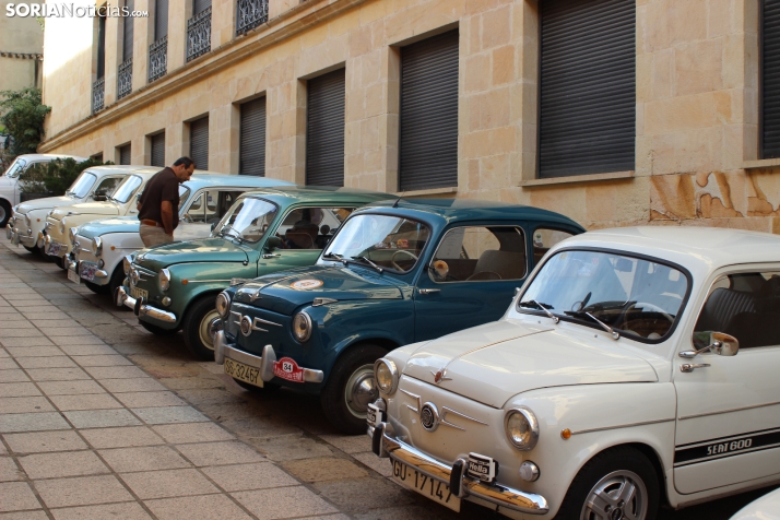 En im&aacute;genes: Casi un centenar de Seat 600 inundan la plaza Mayor de Soria
