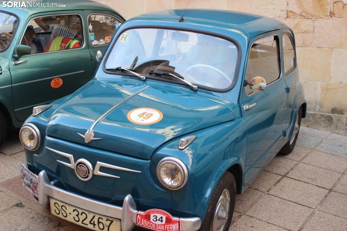 En im&aacute;genes: Casi un centenar de Seat 600 inundan la plaza Mayor de Soria