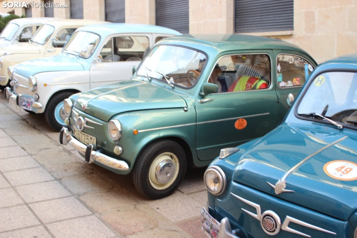 En im&aacute;genes: Casi un centenar de Seat 600 inundan la plaza Mayor de Soria