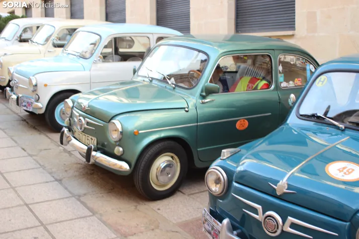En im&aacute;genes: Casi un centenar de Seat 600 inundan la plaza Mayor de Soria