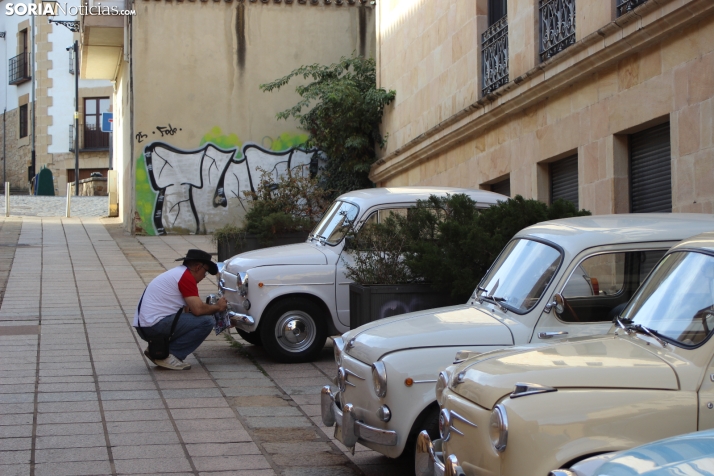 En im&aacute;genes: Casi un centenar de Seat 600 inundan la plaza Mayor de Soria