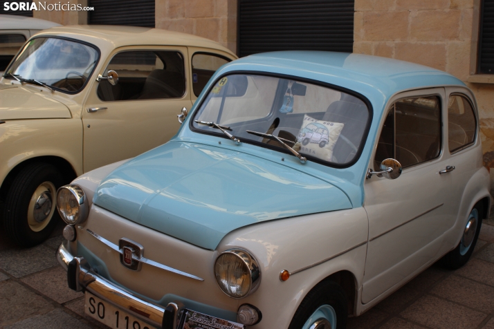 En im&aacute;genes: Casi un centenar de Seat 600 inundan la plaza Mayor de Soria