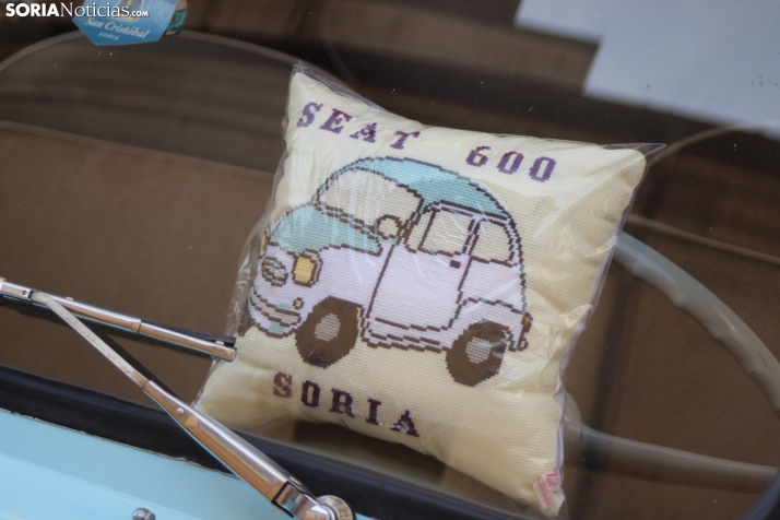 En im&aacute;genes: Casi un centenar de Seat 600 inundan la plaza Mayor de Soria