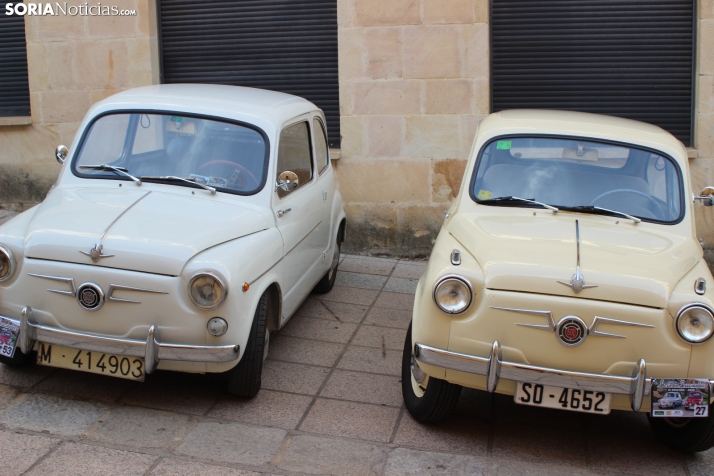 En im&aacute;genes: Casi un centenar de Seat 600 inundan la plaza Mayor de Soria