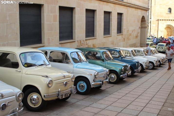 En im&aacute;genes: Casi un centenar de Seat 600 inundan la plaza Mayor de Soria