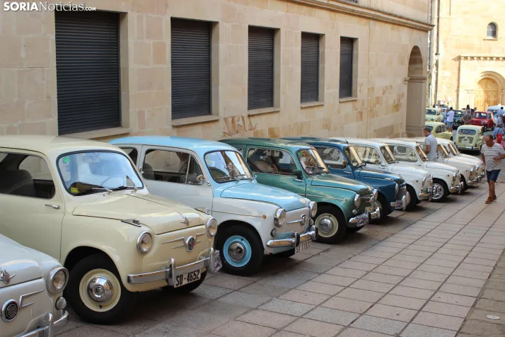 En im&aacute;genes: Casi un centenar de Seat 600 inundan la plaza Mayor de Soria