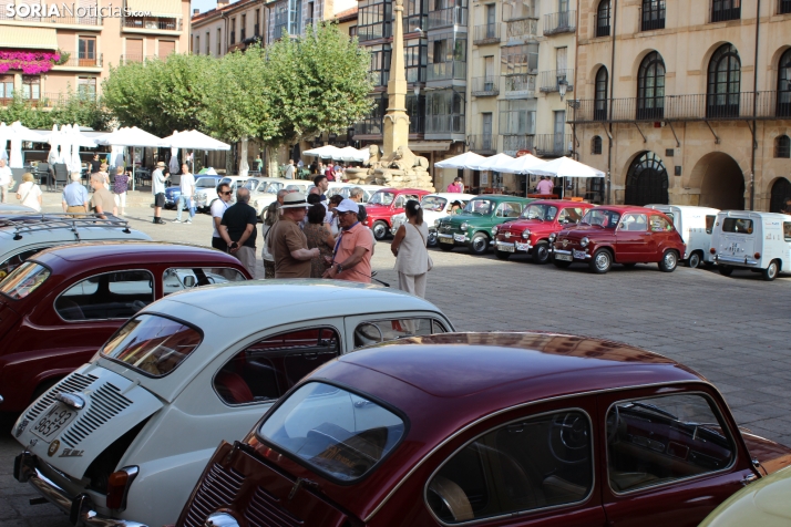 En im&aacute;genes: Casi un centenar de Seat 600 inundan la plaza Mayor de Soria