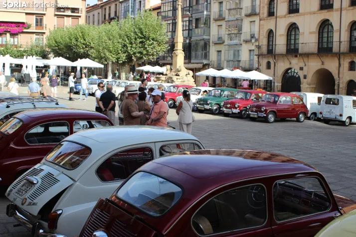 En im&aacute;genes: Casi un centenar de Seat 600 inundan la plaza Mayor de Soria