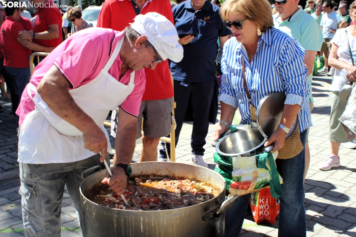 Duruelo reparte cerca de 2.800 raciones de caldereta en su tradicional almuerzo festivo