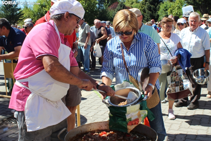 Duruelo reparte cerca de 2.800 raciones de caldereta en su tradicional almuerzo festivo