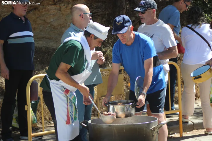 Duruelo reparte cerca de 2.800 raciones de caldereta en su tradicional almuerzo festivo
