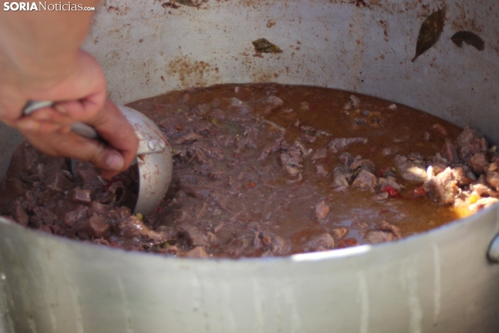 Duruelo reparte cerca de 2.800 raciones de caldereta en su tradicional almuerzo festivo
