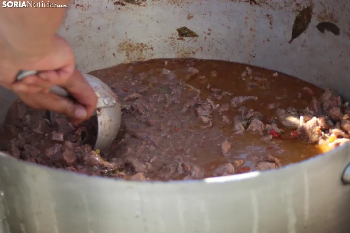 Duruelo reparte cerca de 2.800 raciones de caldereta en su tradicional almuerzo festivo