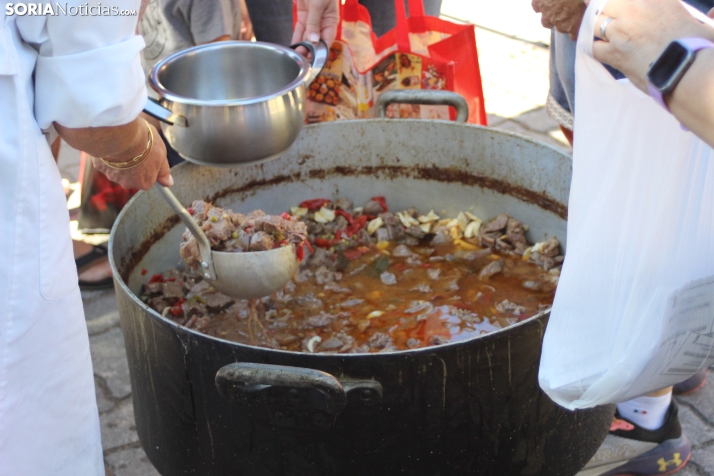 Duruelo reparte cerca de 2.800 raciones de caldereta en su tradicional almuerzo festivo