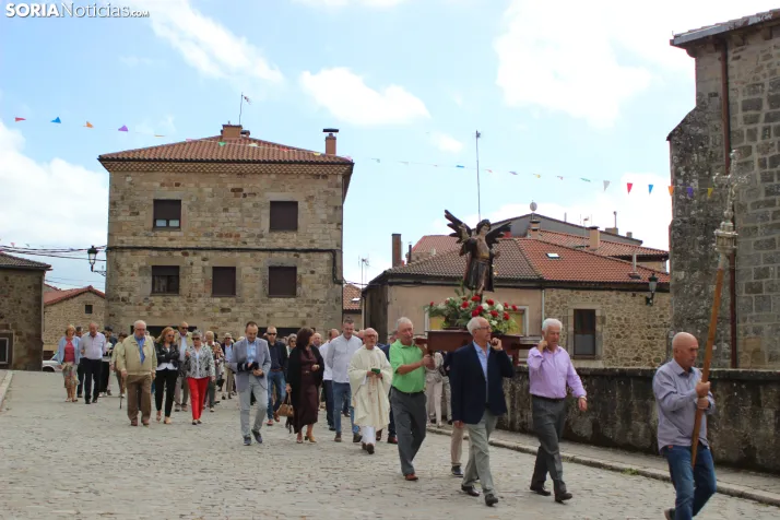 GALER&Iacute;A | La procesi&oacute;n de San Miguel recorre las calles de Duruelo en la jornada central de sus 