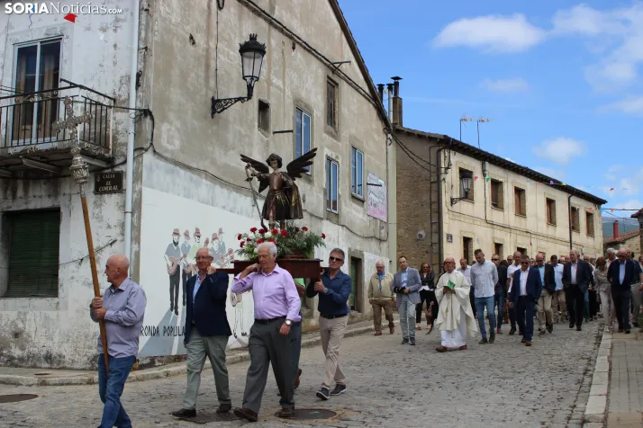 GALER&Iacute;A | La procesi&oacute;n de San Miguel recorre las calles de Duruelo en la jornada central de sus 