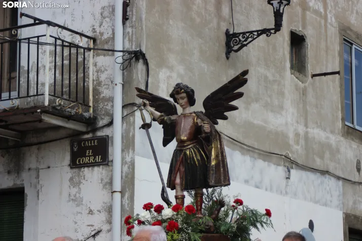 GALER&Iacute;A | La procesi&oacute;n de San Miguel recorre las calles de Duruelo en la jornada central de sus 