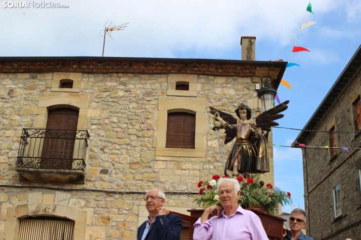 GALER&Iacute;A | La procesi&oacute;n de San Miguel recorre las calles de Duruelo en la jornada central de sus 