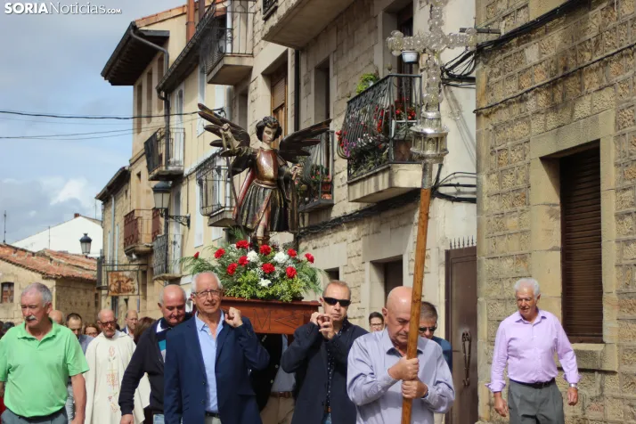 GALER&Iacute;A | La procesi&oacute;n de San Miguel recorre las calles de Duruelo en la jornada central de sus 