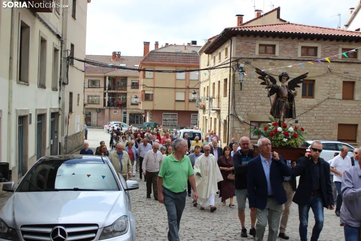 GALER&Iacute;A | La procesi&oacute;n de San Miguel recorre las calles de Duruelo en la jornada central de sus 