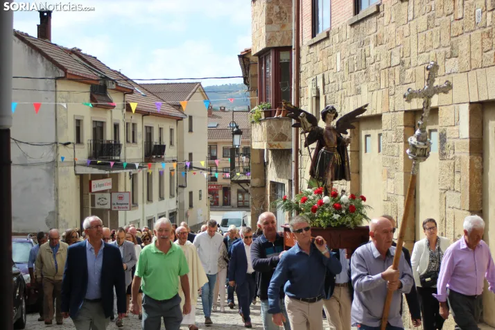 GALER&Iacute;A | La procesi&oacute;n de San Miguel recorre las calles de Duruelo en la jornada central de sus 