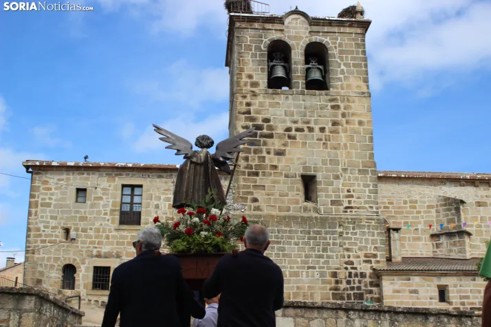 GALER&Iacute;A | La procesi&oacute;n de San Miguel recorre las calles de Duruelo en la jornada central de sus 
