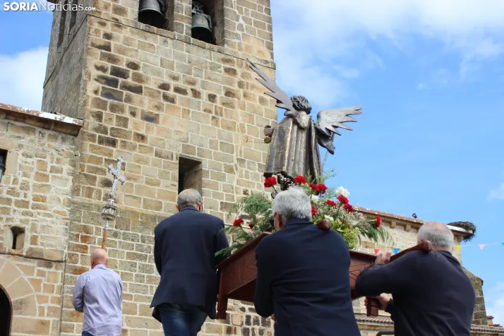 GALER&Iacute;A | La procesi&oacute;n de San Miguel recorre las calles de Duruelo en la jornada central de sus 
