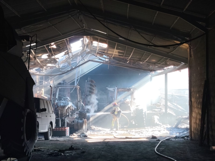 Un incendio destruye tres tractores en Alcubilla del Marqués y causa graves daños en una nave agrícola