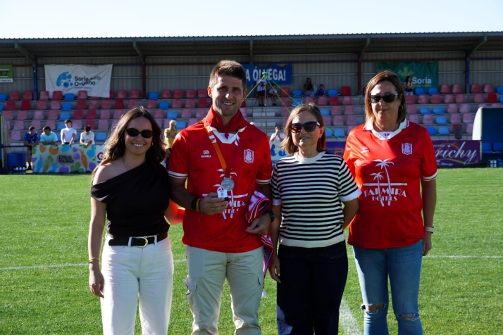 Ólvega homenajea a su subcampeón del mundo con el saque de honor