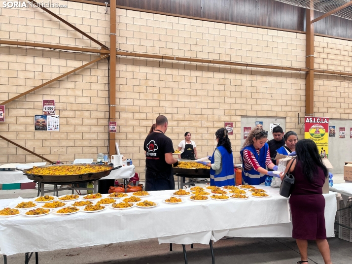 Camaretas se vuelca con los damnificados de Venezuela y Colombia en una jornada de paella y convivencia solidaria