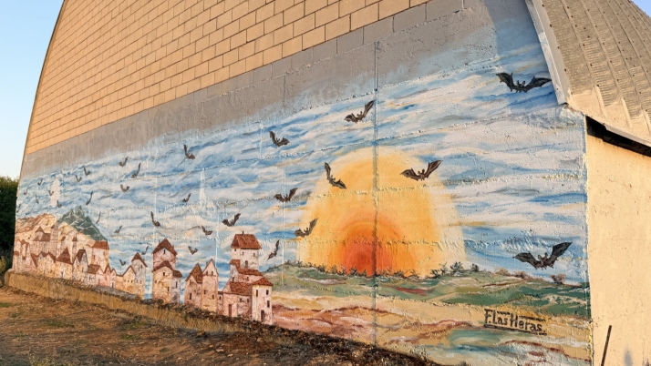 ‘Ya salen los murciélagos’, el nuevo mural de Paco Las Heras para el museo al aire libre de Almarail