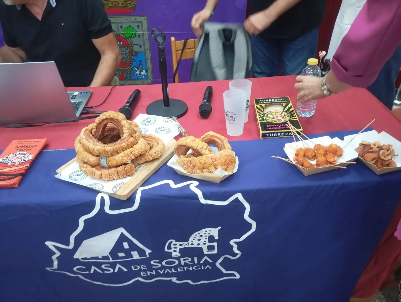 Distintas imágenes de la presentación, en Valencia, del 'Torrezno fest'. | FOTOS: Casa de Soria en Valencia