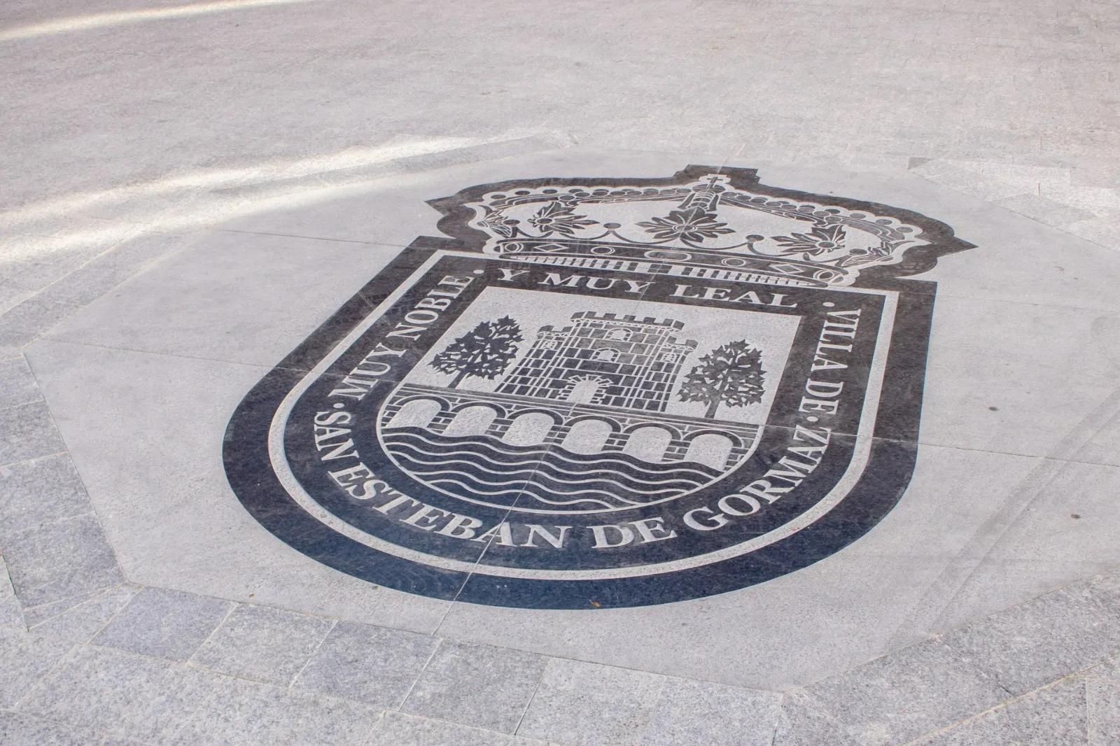 El escudo municipal corona la renovada Plaza Mayor de San Esteban de Gormaz