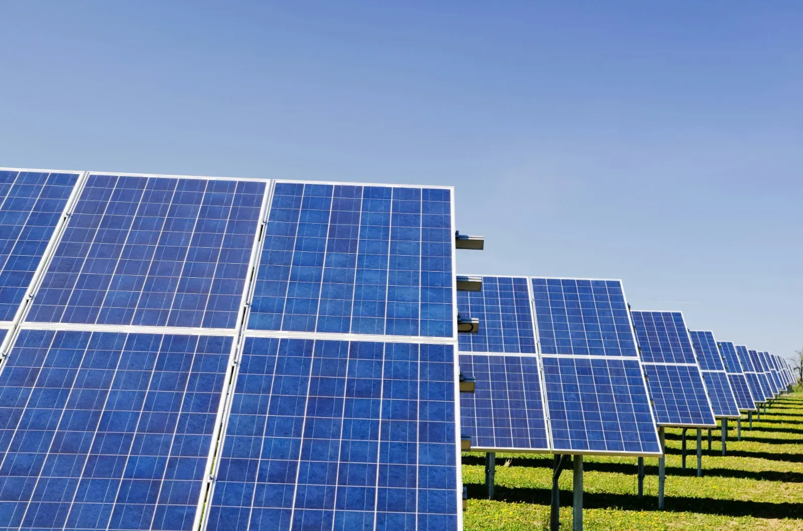 Tres plantas solares pierden sus permisos al superar los 31 meses sin recibir declaración ambiental