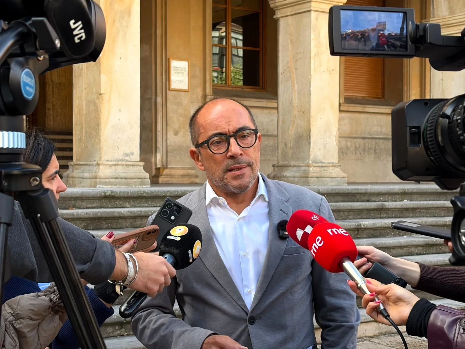 Luis Rey no desvela si repetirá como candidato tras un adelanto electoral que impide las primarias en el PSOE
