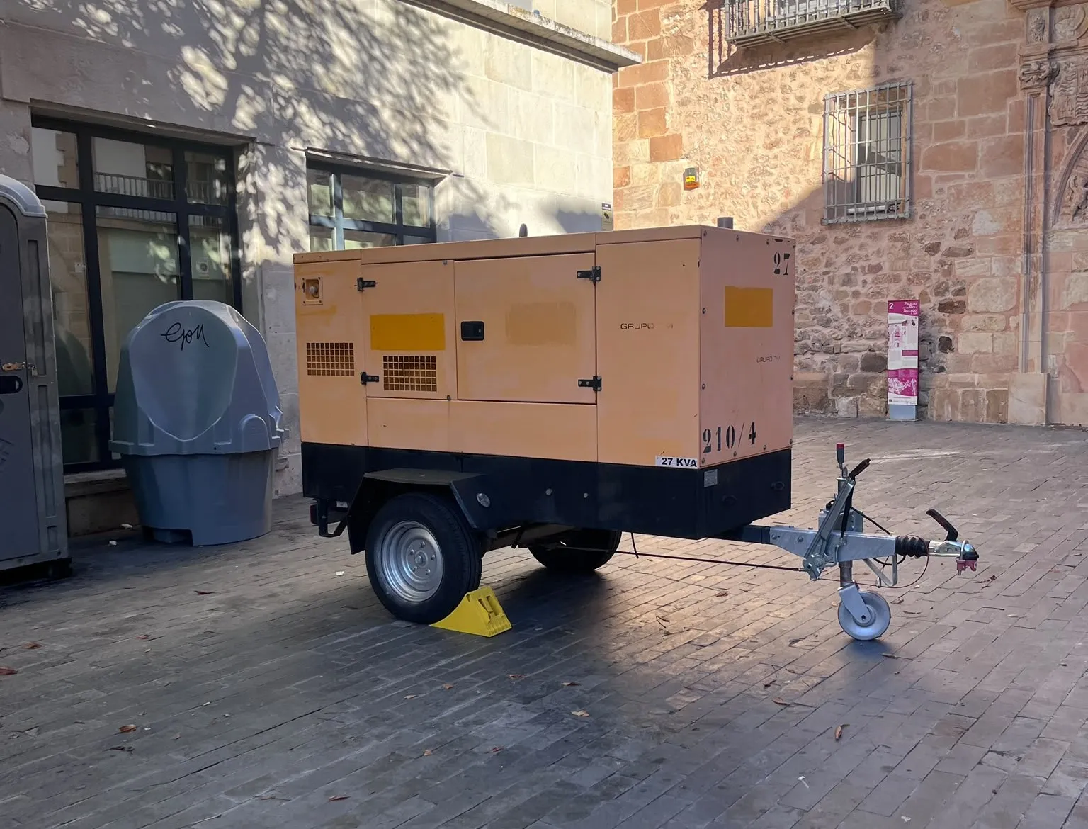 La Asociación Soria Centro denuncia la doble vara de medir ambiental ante la instalación de un generador junto al Palacio de los Río y Salcedo para una verbena