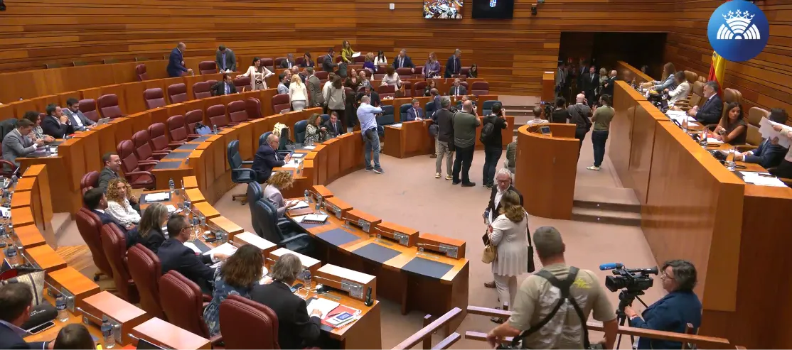 Mañueco y Martínez chocan por la vivienda en un pulso sobre cifras, competencias y gestión