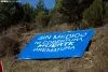 Los vecinos de Muriel de la Fuente reciben a los visitantes con esta gran pancarta en el cruce entre la entrada al pueblo y el camino a La Fuentona. | SN